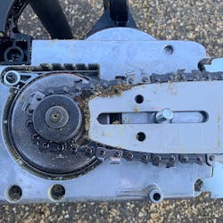 Moottorisaha testi: Teräketjun ja laipan suojus on valmistettu metallista, ja se on erittäin kestävä Moottorisaha testi: Teräketjun ja laipan suojus on valmistettu metallista, ja se on erittäin kestävä